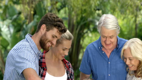 familia feliz haciendo una barbacoa juntos