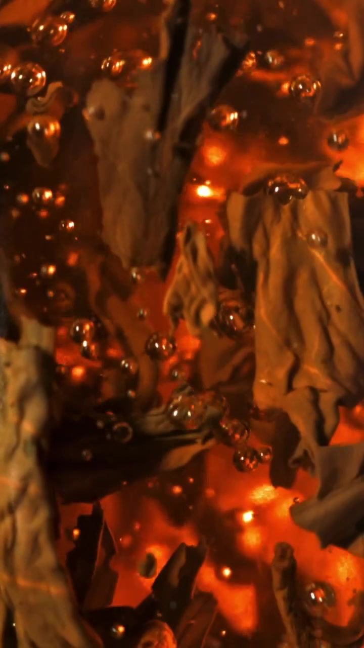 Close-up de Folhas de Chá em Infusão em Água Fervente