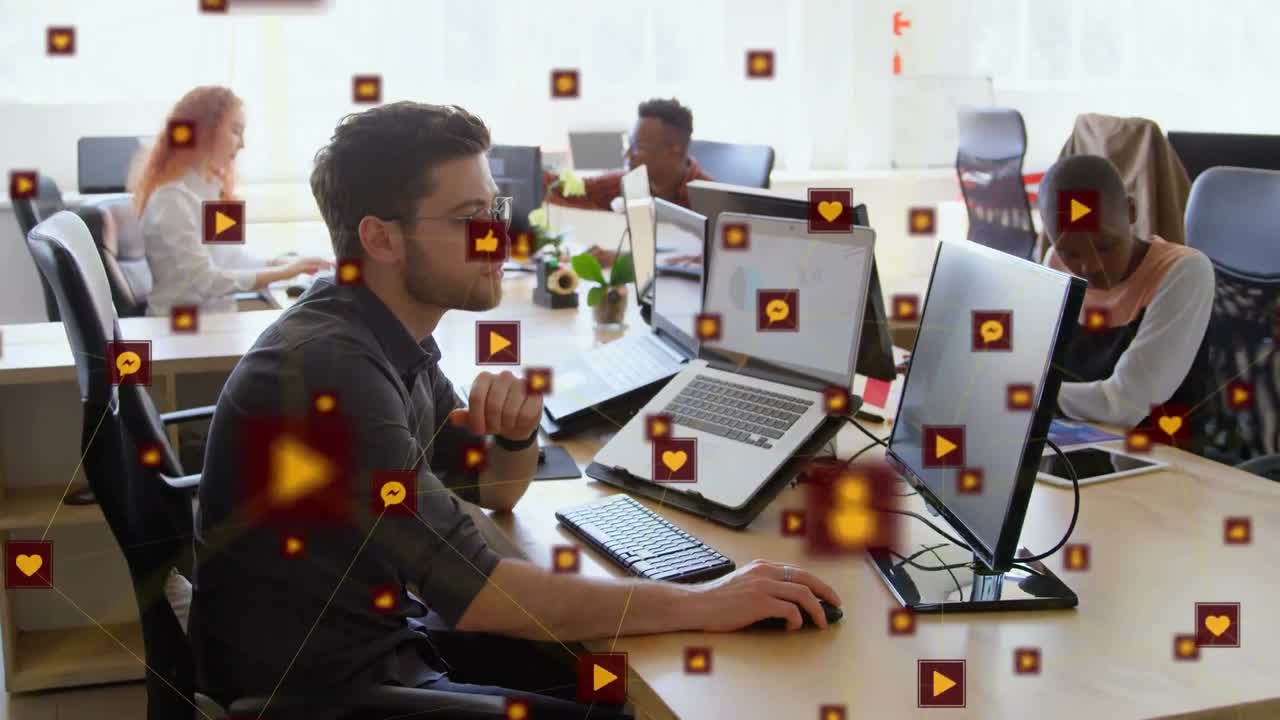 animación de una red de iconos digitales sobre un hombre caucásico pensativo que usa una computadora en la oficina