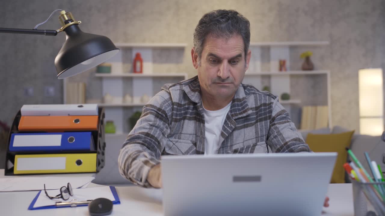 el hombre motivado se levanta y comienza su trabajo.