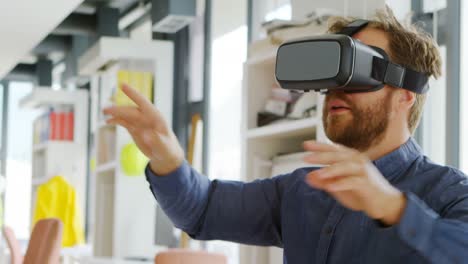diseñador gráfico usando auriculares de realidad virtual en el escritorio 4k