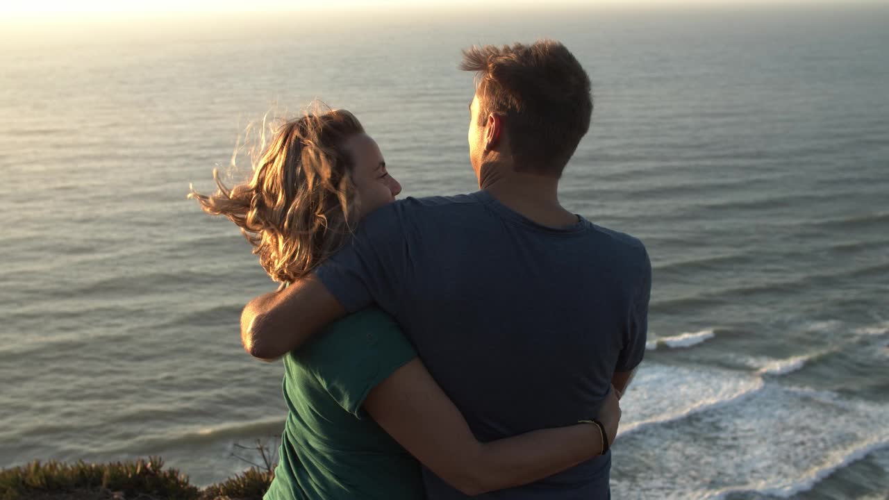 pareja casada de turistas que pasan las vacaciones en la costa