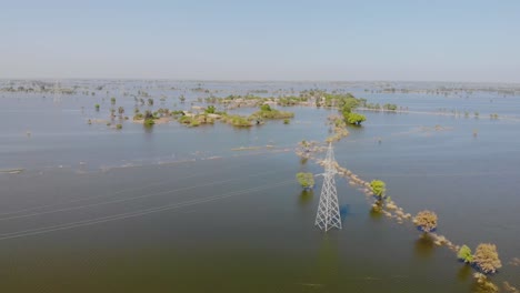 Luftaufnahme-Strommast-Unter-Hochwasser-In-Jacobabad,-Pakistan