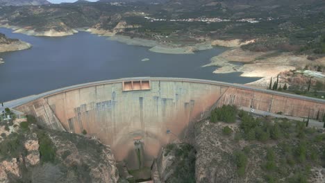 Gewölbestaumauer-Und-Wasserreservoir,-Staudamm-Überlauf