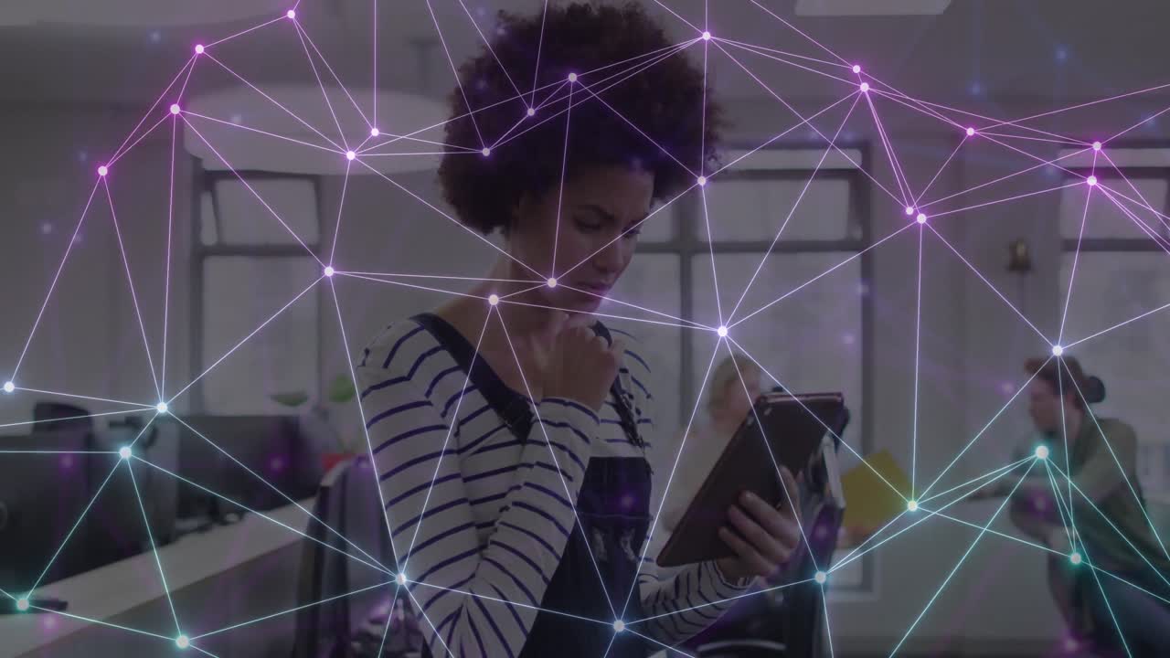 animación de la red de conexiones sobre mujer de negocios afroamericana con tableta