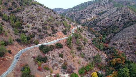 Drone-Sigue-Coche-En-Las-Montañas-De-Chipre