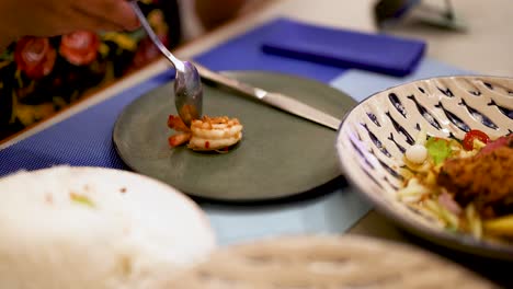cocinar y preparar un plato tradicional tailandés
