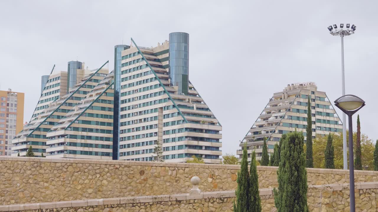 una vista de los edificios de arquitectura creativa y moderna de valencia, españa