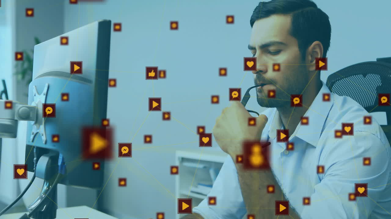 animación de conexiones con iconos sobre empresario biracial usando computadora