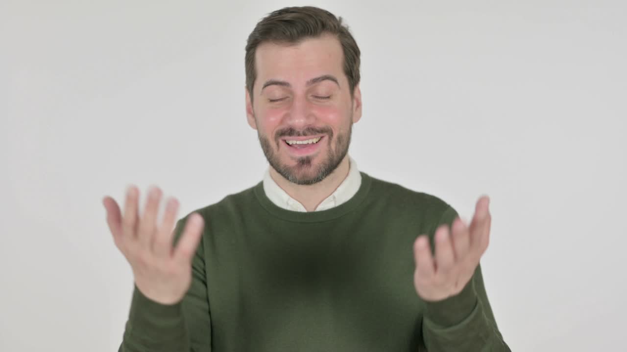 retrato de un hombre hablando en una llamada de video en línea, pantalla blanca