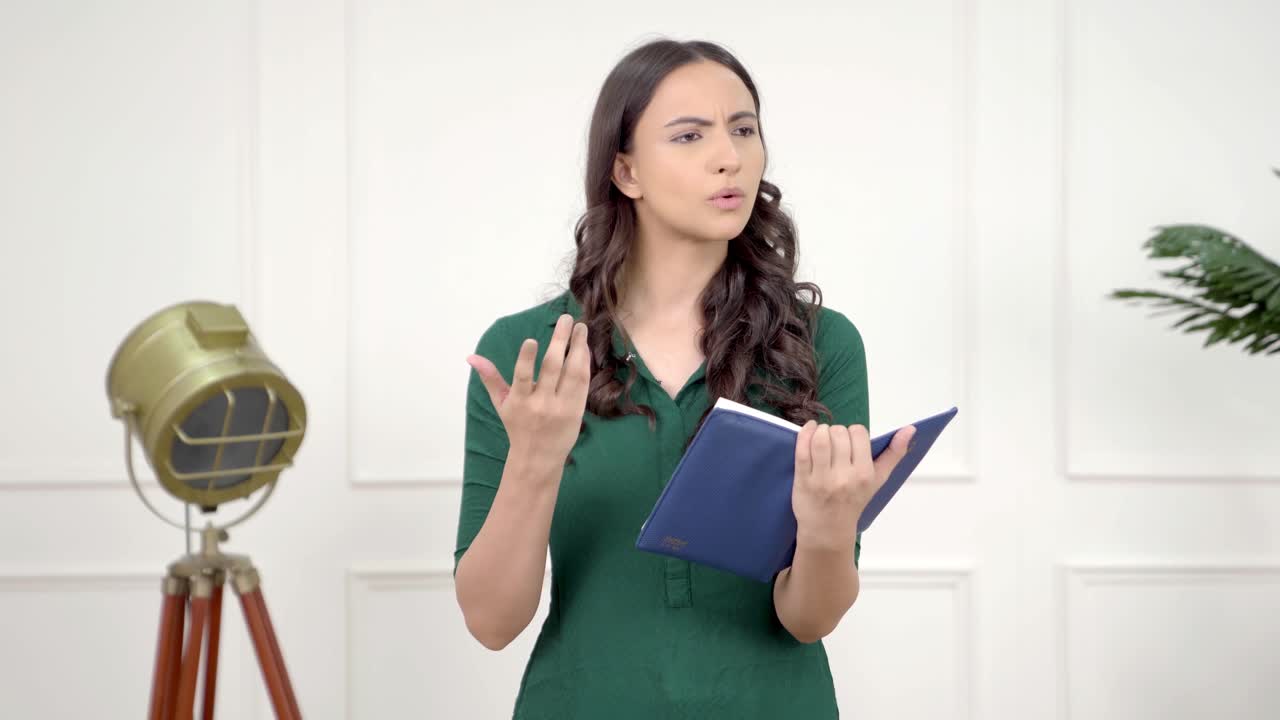 chica india recitando un poema