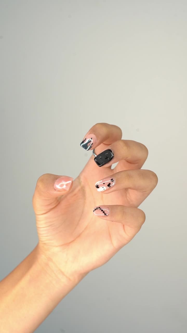 Dettaglio delle unghie di una donna che applica lo smalto e dà forma alle unghie in un salone di bellezza, primo piano, insert shot