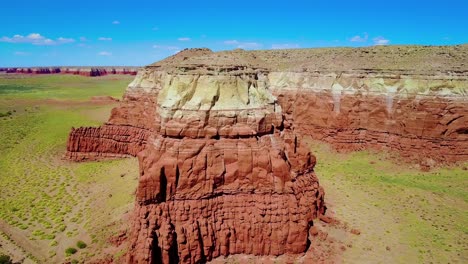 Inspirierende-Luftaufnahme-Durch-Das-Monument-Valley-Utah-1