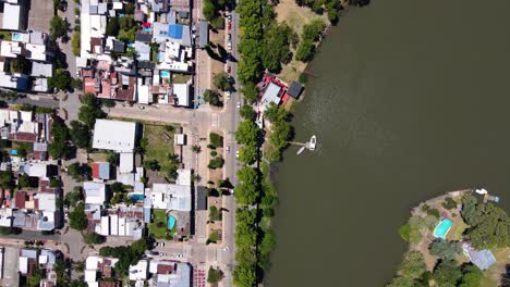 drone de arriba hacia abajo volando sobre gualeguaychú, entre ríos, argentina haciendo zoom en la orilla del río
