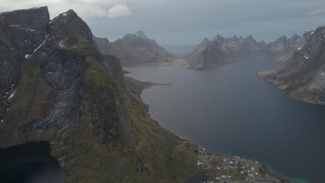 挪威洛福<unk> (lofoten) 的一個黑暗,陰<unk>的秋天,一艘船在山<unk>上行駛.