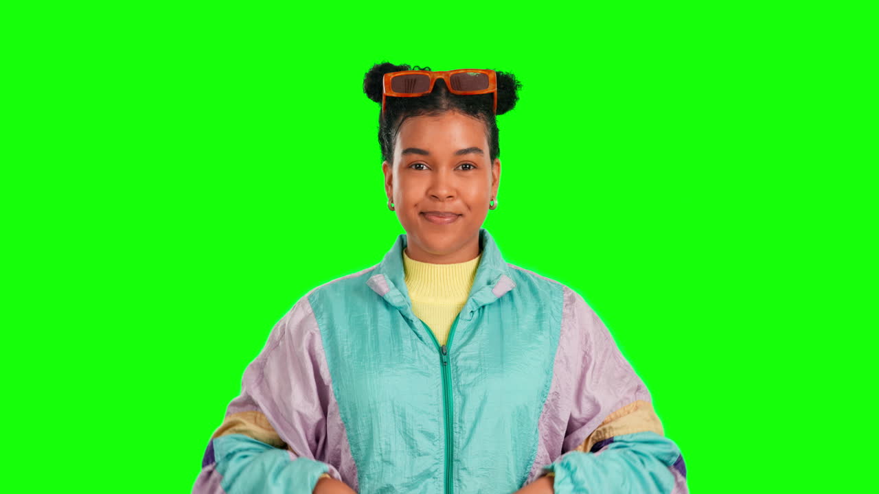 Mulher com Jaqueta Estilo Retrô Apontando para Cima