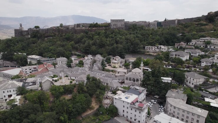 Ripresa aerea in orbita sul centro storico di Gjirokaster con il Castello sullo sfondo, Albania