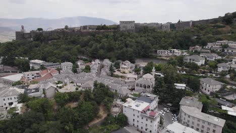 órbita-Aérea-Sobre-El-Casco-Antiguo-De-La-Ciudad-De-Gjirokaster-Con-El-Castillo-De-Fondo,-Albania