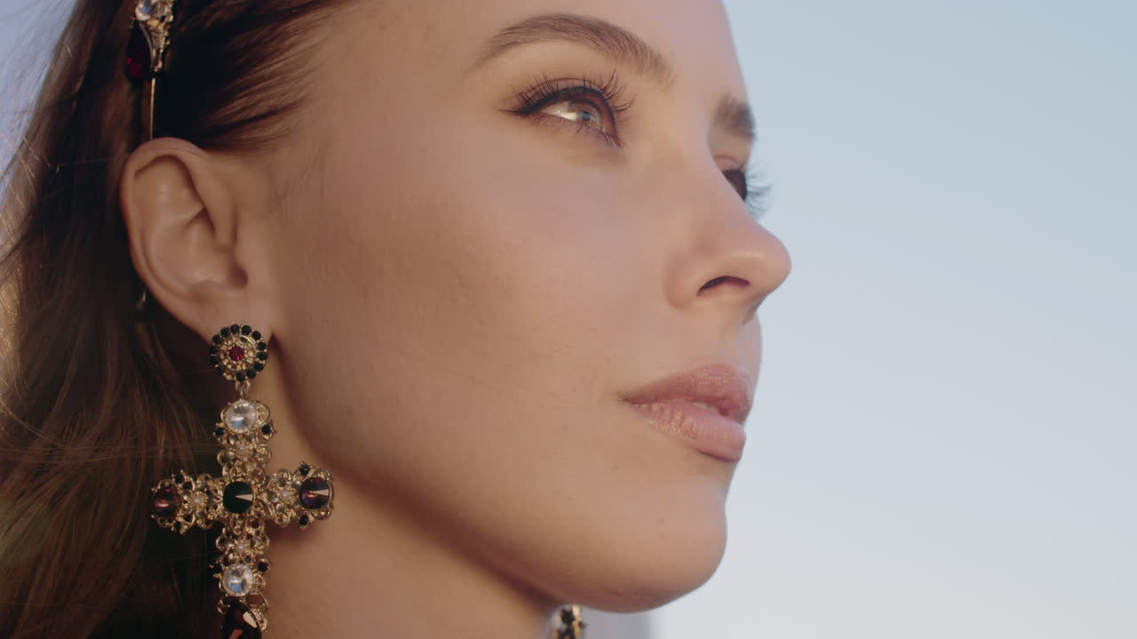 cara de dama bonita con hermosos ojos primer plano mujer mirando a la cámara