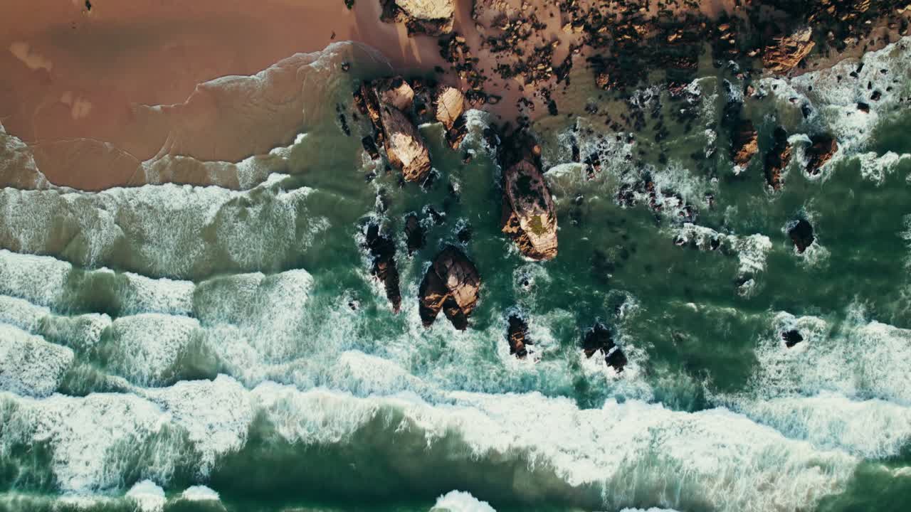 vista aérea de la costa rocosa y las olas