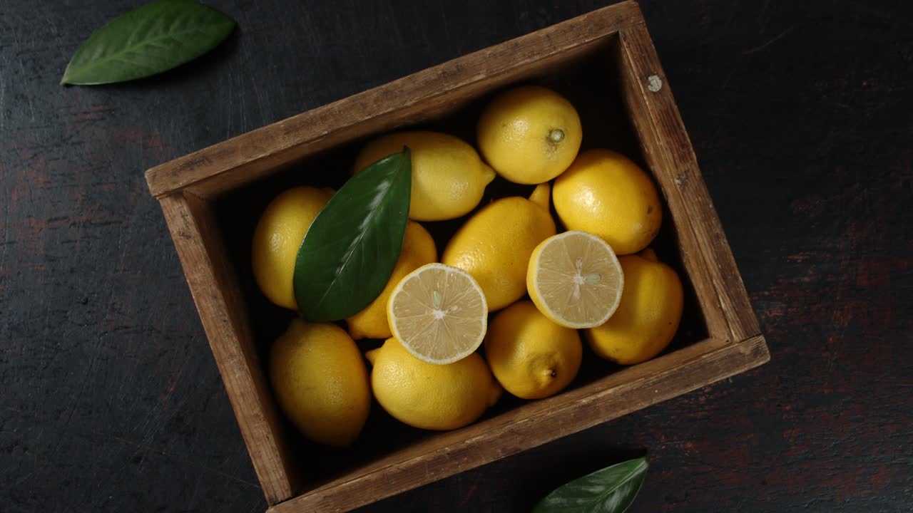 los limones jugosos en la caja giran lentamente.