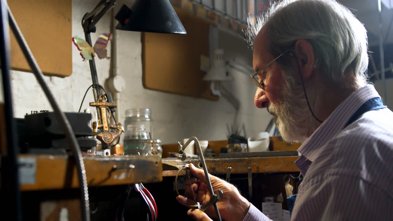 brazalete de corte de orfebre con sierra 4k