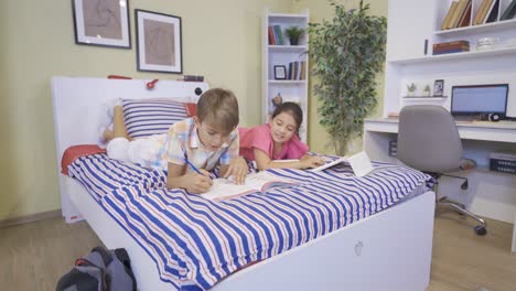 niños haciendo tareas. habitación de niños.