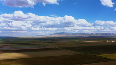 hiperlapso de la sombra de las nubes que pasan por encima de las tierras de cultivo en el valle de chihuahua en una tarde nublada