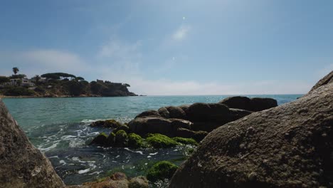 La-Fosca-Strand-In-Girona-Mittelmeer-Ohne-Menschen-Paradiesisch-Blau-Türkis-Blauer-Himmel-Felsen-Im-Vordergrund