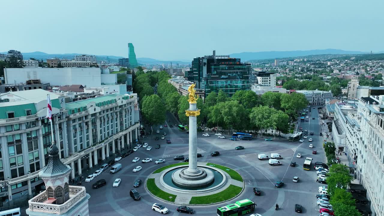 drone filmado para la plaza de la libertad en tbilisi, georgia, por la tarde antes de la puesta del sol al final de la primavera y el comienzo del verano cuando los árboles se ven verdes