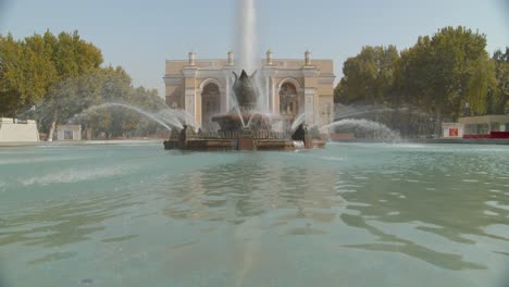 El-Teatro-Bolshoi-Académico-Estatal-Del-Teatro-Navoi-Es-El-Teatro-De-ópera-Nacional-En-Tashkent,-Uzbekistán