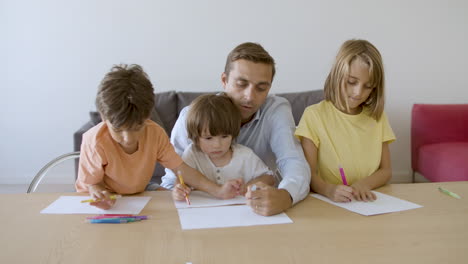 Liebender-Vater-Und-Süße-Kinder-Zeichnen-Mit-Markern-Auf-Papierbögen