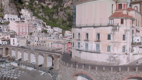 Disparo-De-Un-Dron-Sobre-Amalfi,-Italia,-En-Un-Día-Despejado