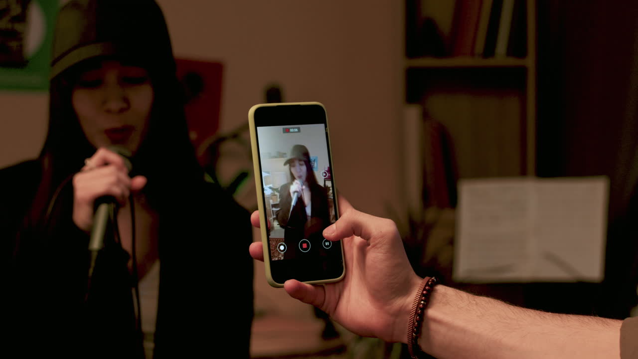 una mujer joven cantando una canción