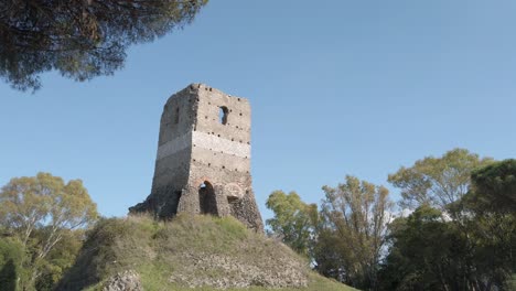 pasando por la torre torre selce de la vía apia en un día soleado