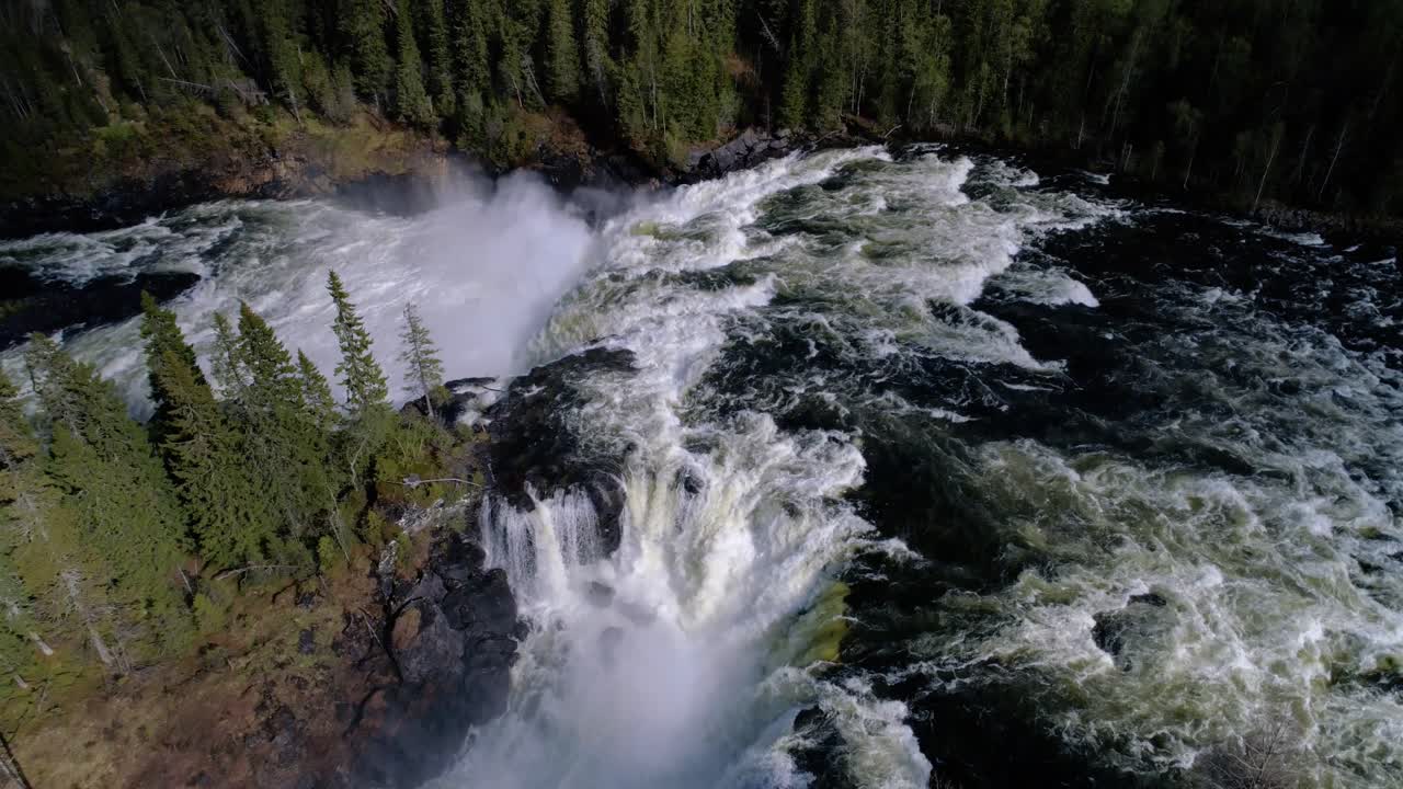 la cascada de ristafallet en la parte occidental de jamtland está catalogada como una de las cascadas más hermosas de suecia.