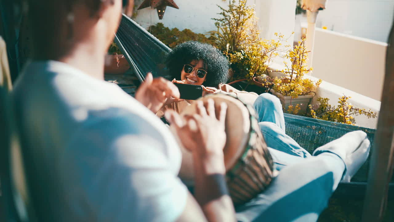 여자친구가 놀고 있는 모습을 녹화하는