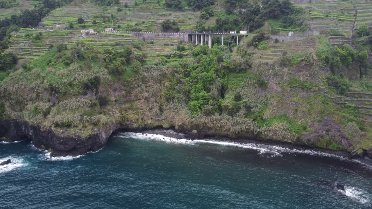 vistas épicas de la costa en madeira en un día oscuro y nublado