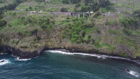 Vistas-épicas-De-La-Costa-En-Madeira-En-Un-Día-Oscuro-Y-Nublado