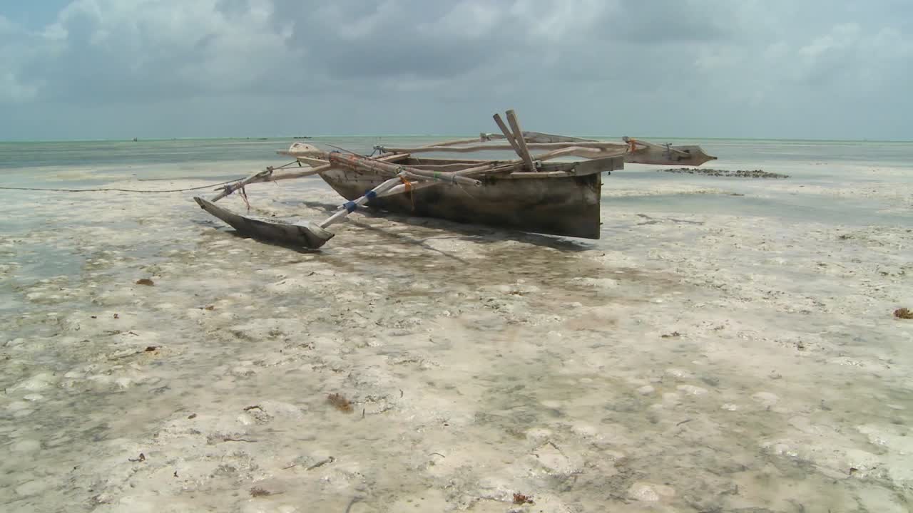una romántica isla tropical paradisíaca fotografiada con una canoa en la playa 1