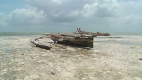 Ein-Romantisches-Tropisches-Inselparadies,-Aufgenommen-Mit-Einem-Auslegerkanu-Am-Strand-1