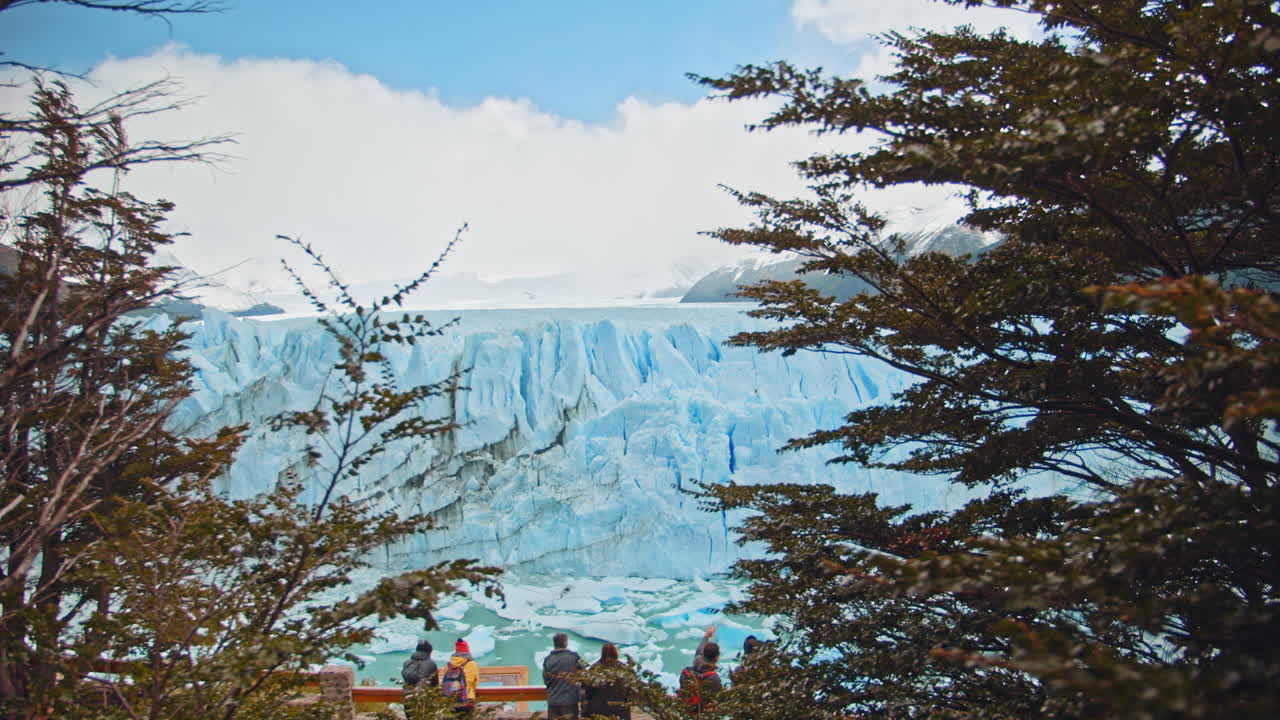 Vista aérea de turistas apreciando a vista do Glaciar Perito Moreno no Parque Nacional Los Glaciares, perto de Santa Cruz, Patagônia, Argentina