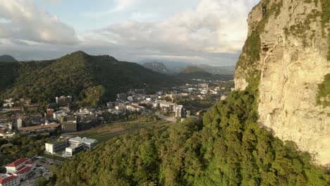 Ciudad-Entre-Montañas-En-Tailandia