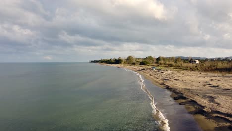 Fantastische-Luftaufnahme-Flug-überfliegen-Drohnenaufnahmen-Der-Küste-Und-Wellen-Am-Goldenen-Sandstrand-Von-Bouka-Auf-Korfu-Griechenland-Ist-Eine-Filmische-Ansicht-Des-Naturreiseparadieses-4k-Von-Oben-Von-Philipp-Marnitz-2022