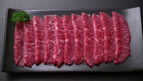 Frisches-Rindfleisch,-Roh-Geschnitten-Mit-Marmorierter-Textur,-Serviert-Für-Sukiyaki-Und-Shabu-Oder-Yakiniku