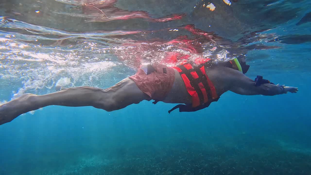 Man snorkeling in Caribbean Sea water
