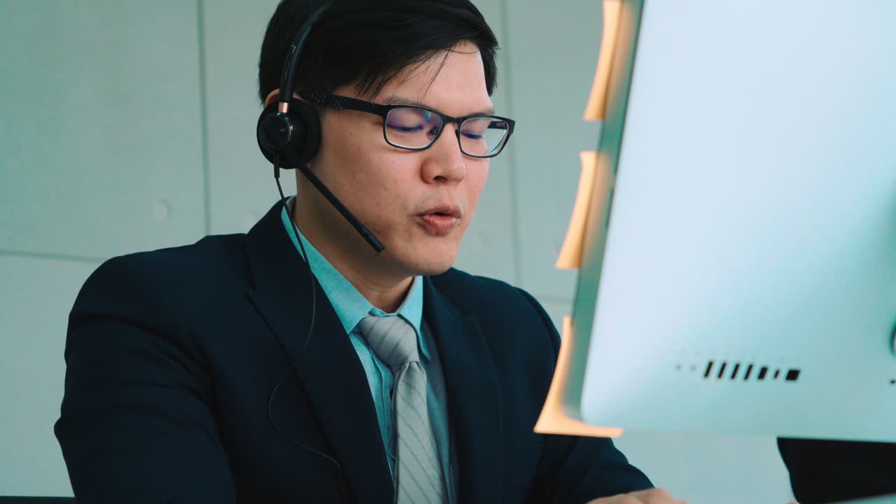 사무실 에서 일 하는 헤드 ⁇  을 착용 한 사업가 들