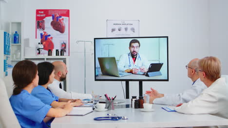personas médicas escuchando cuidadosamente presentación de video en línea