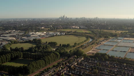 disparo aéreo hacia el centro de londres desde los suburbios de walthamstow