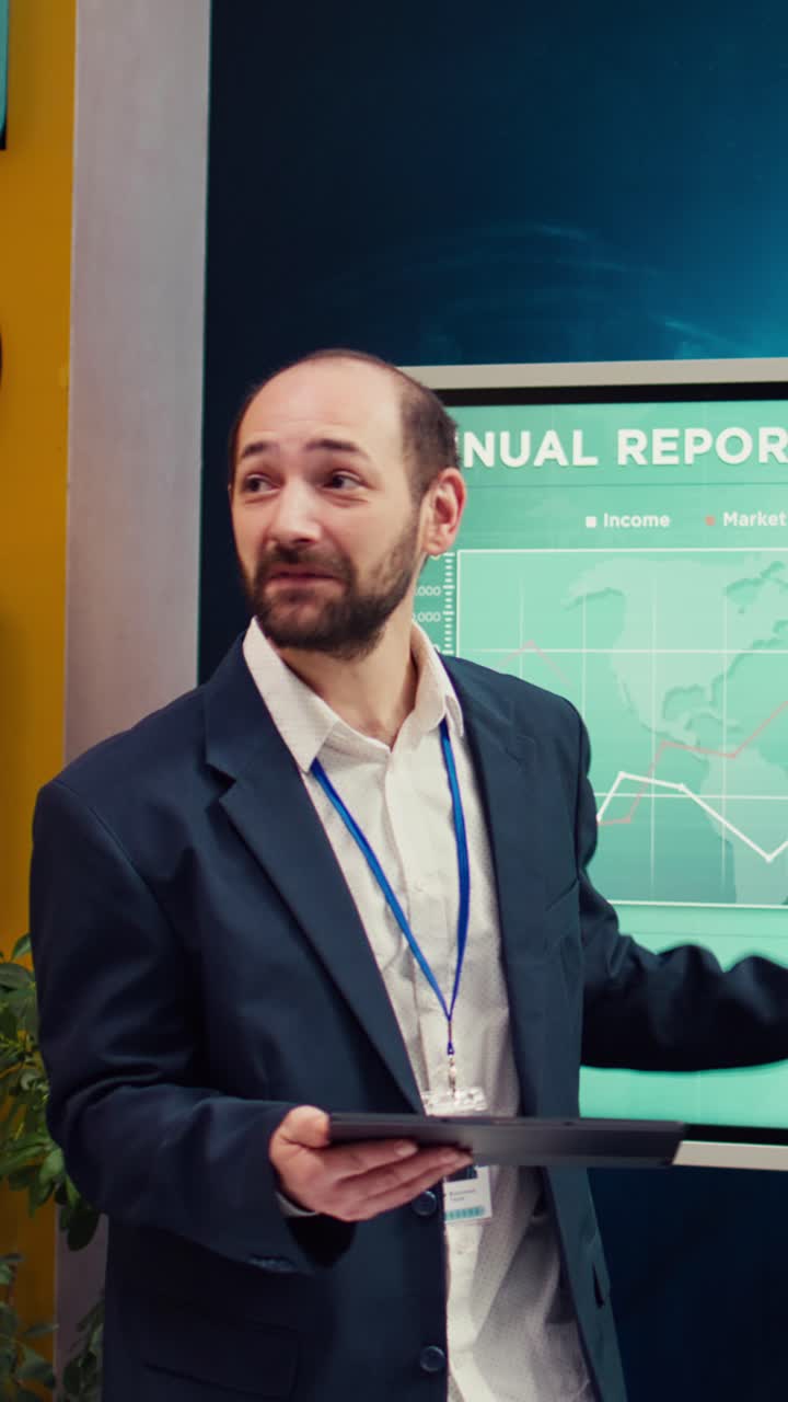 Uomo d'affari che presenta i dati del report annuale sullo schermo durante una riunione in ufficio